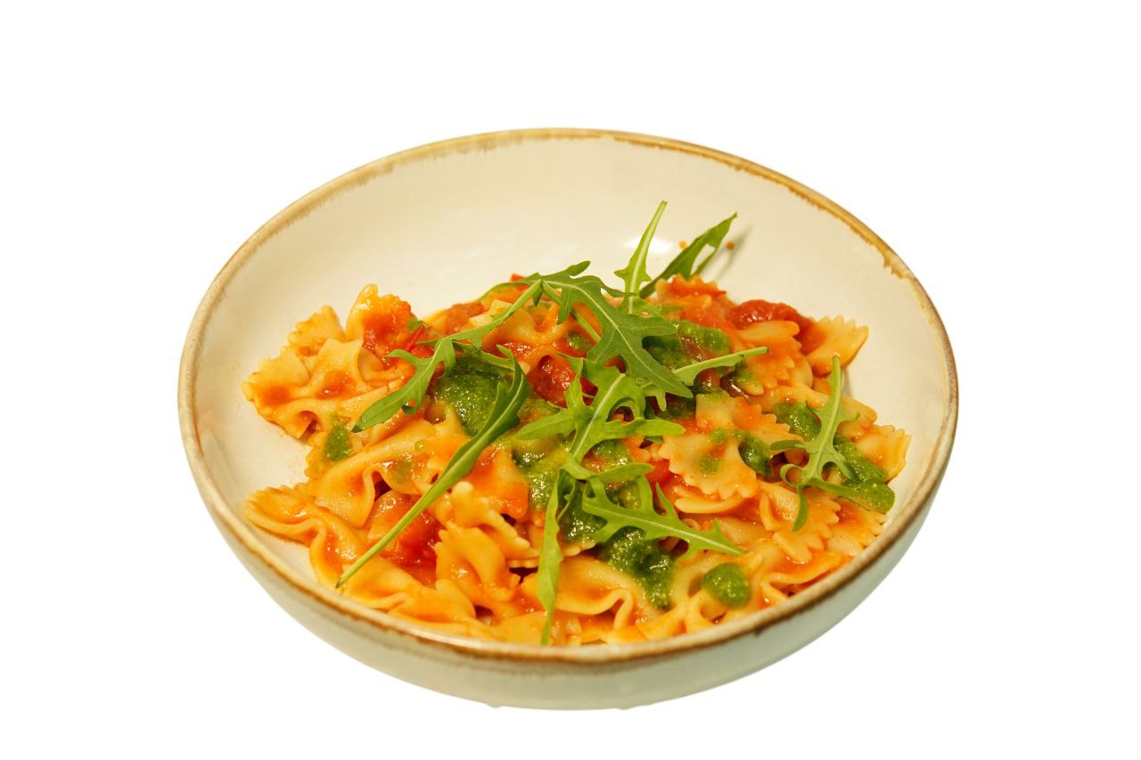 Фарфалле в томатном соусе с песто