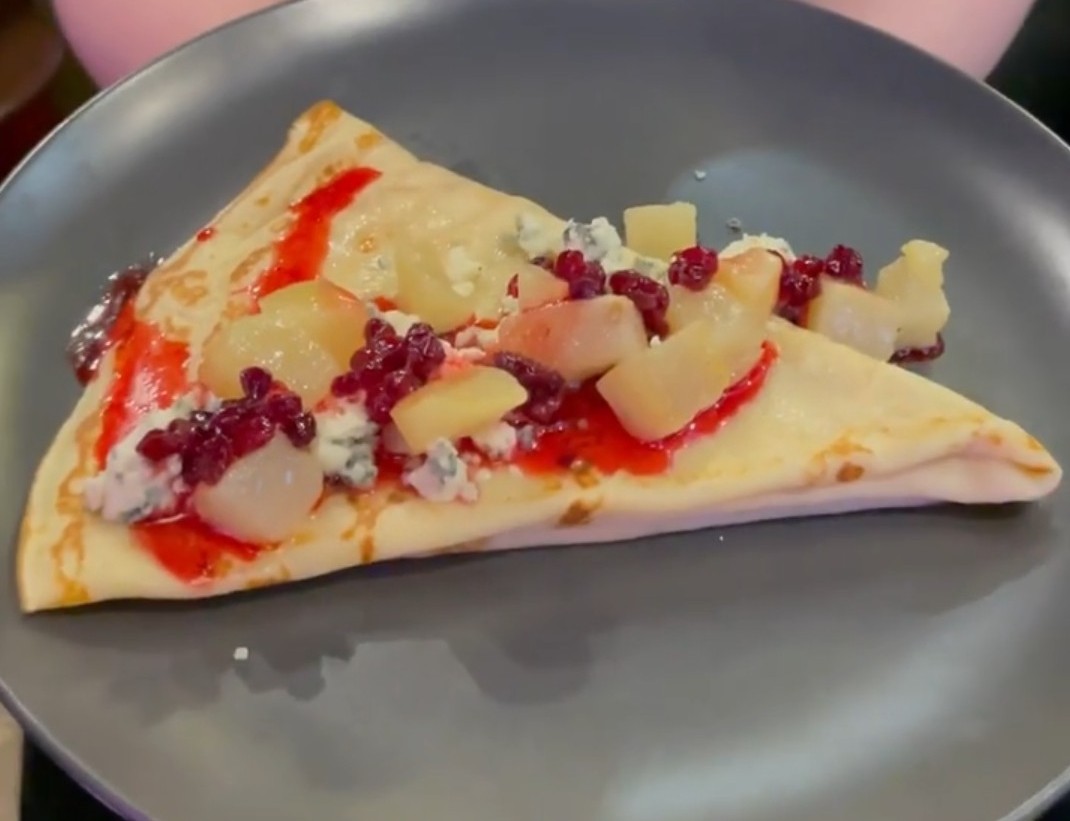 Блин с голубым сыром и грушей