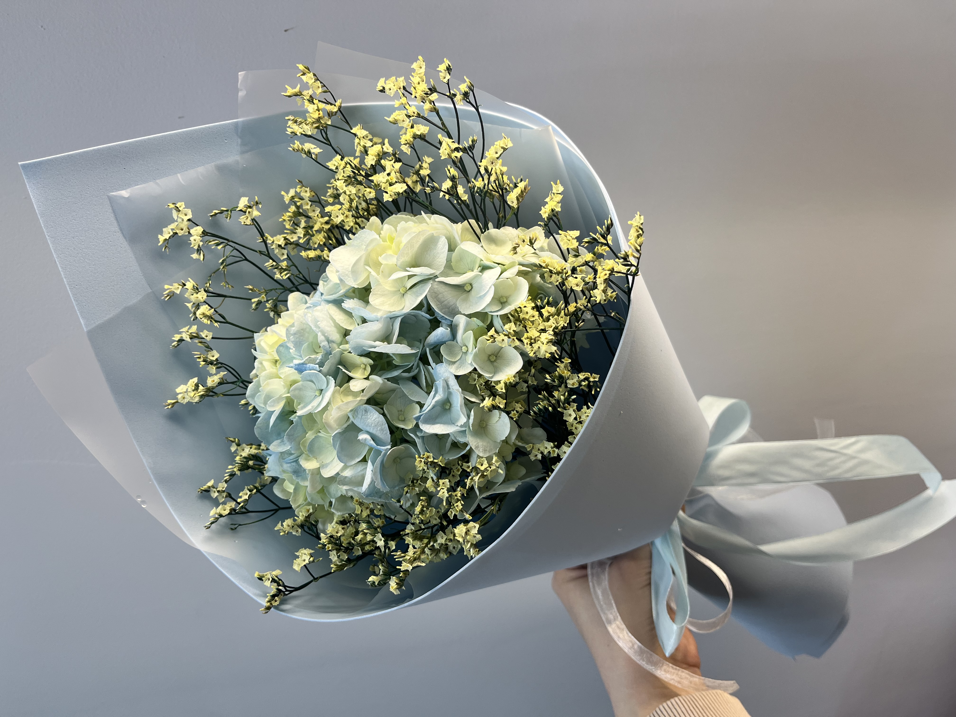 Небесно голубая гортензия и лимониум