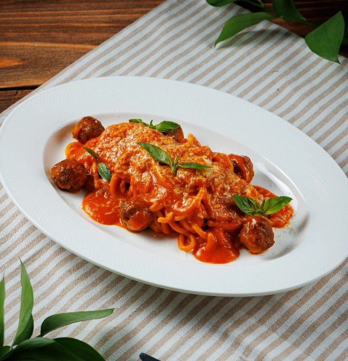 Спагетти «Сопрано» с мраморными митболами и соусом Наполи