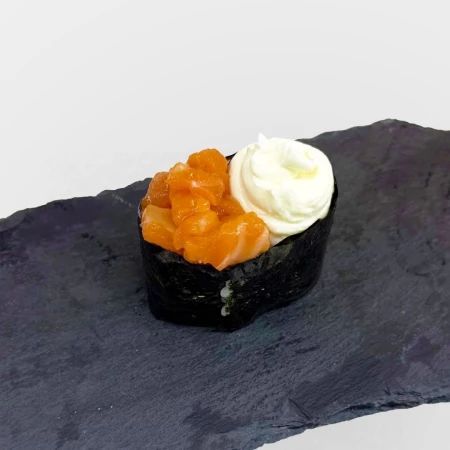 Гункан сливочный с копчёным лососем