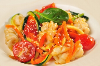 Кальмар с овощной лапшой