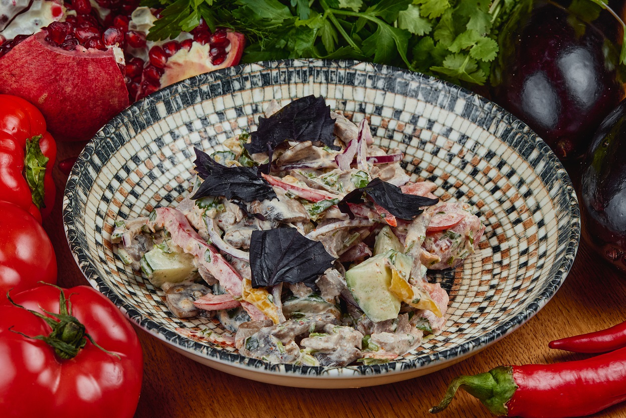 Телятина со свежими овощами и цыцаком