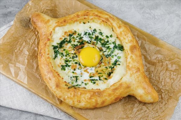 Хачапури по-аджарски с тархуном
