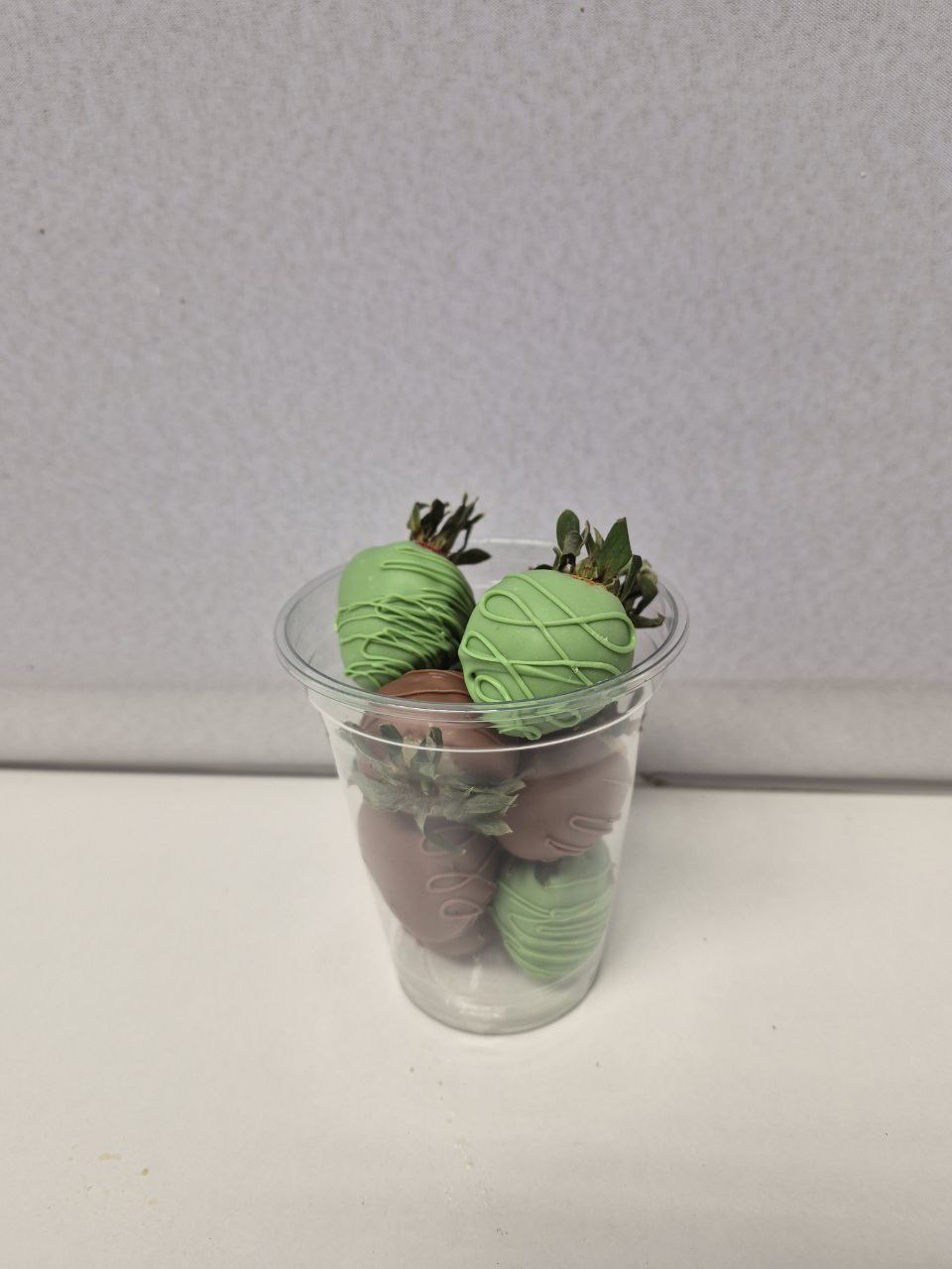 Новогодний стакан с клубникой в шоколаде