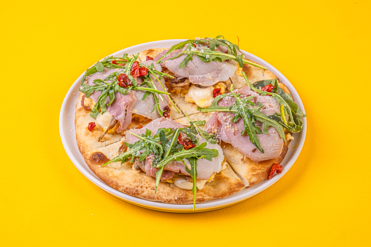 Фокачча со скремблом и прошутто котто