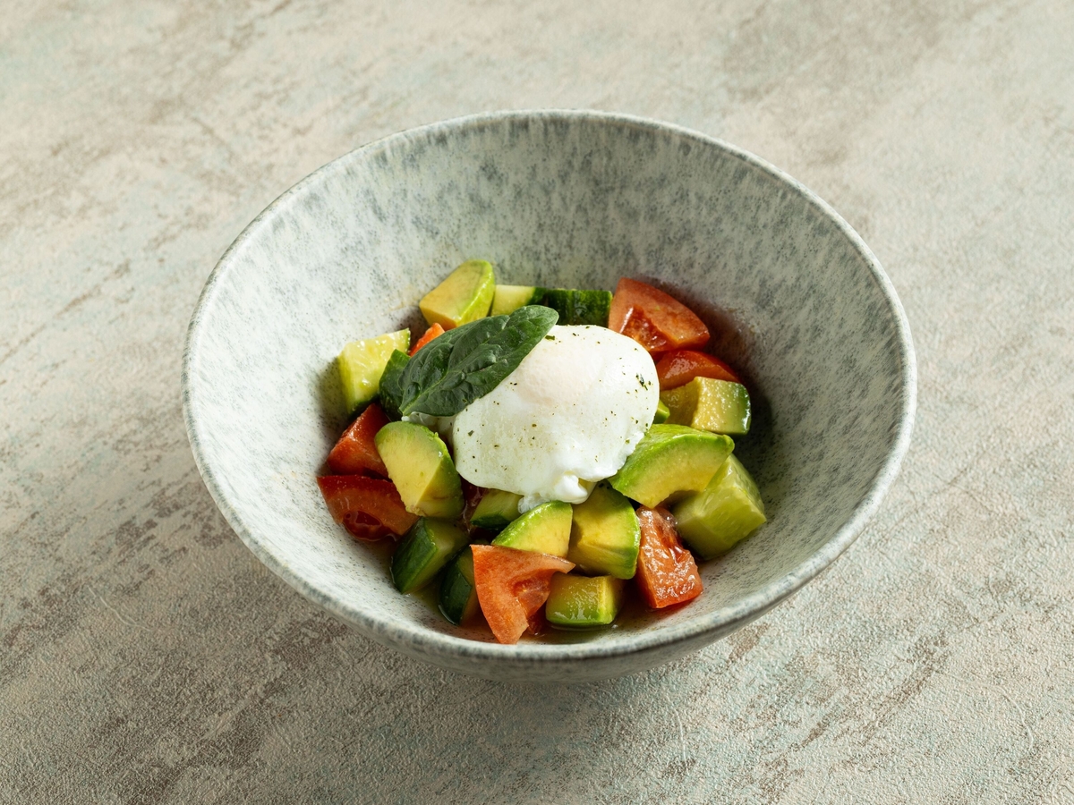 Салат овощной с авокадо и соево-кунжутной заправкой