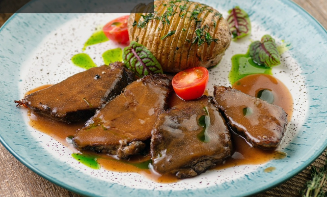 Томлёная говядина в мясном соусе с запечённым картофелем