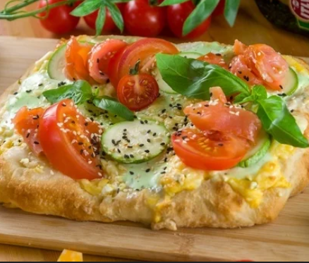 Пицца с копченым лососем и цукини