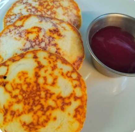 Оладушки с клубничным джемом