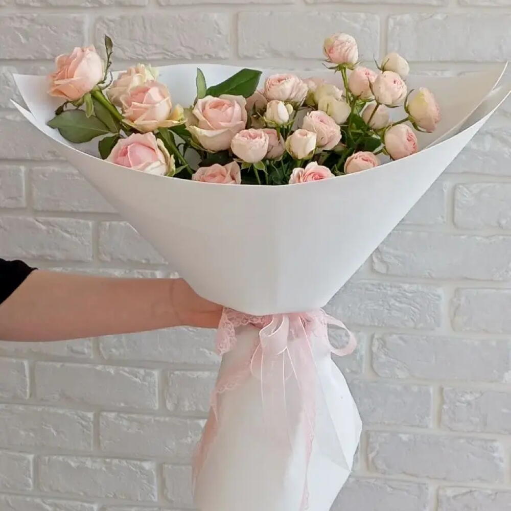 Авторский букет из светло-розовых кустовых и одноголовых роз 13 штук