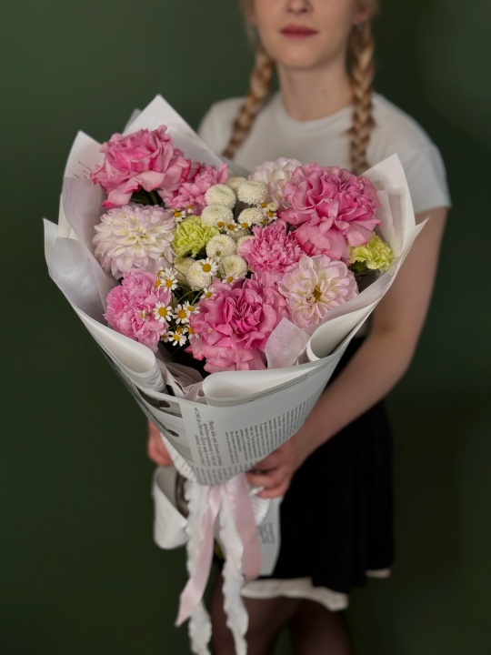 Букет с розами Кантри ,георгинами ,хризантемой ньютон ,ромашками и диантусами