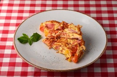 Омлет с ветчиной, помидорами и перцем
