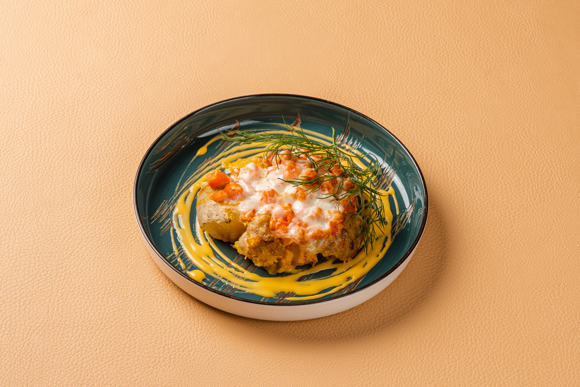 Картофель запеченный с помидором и сыром