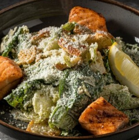 Салат Цезарь с семгой