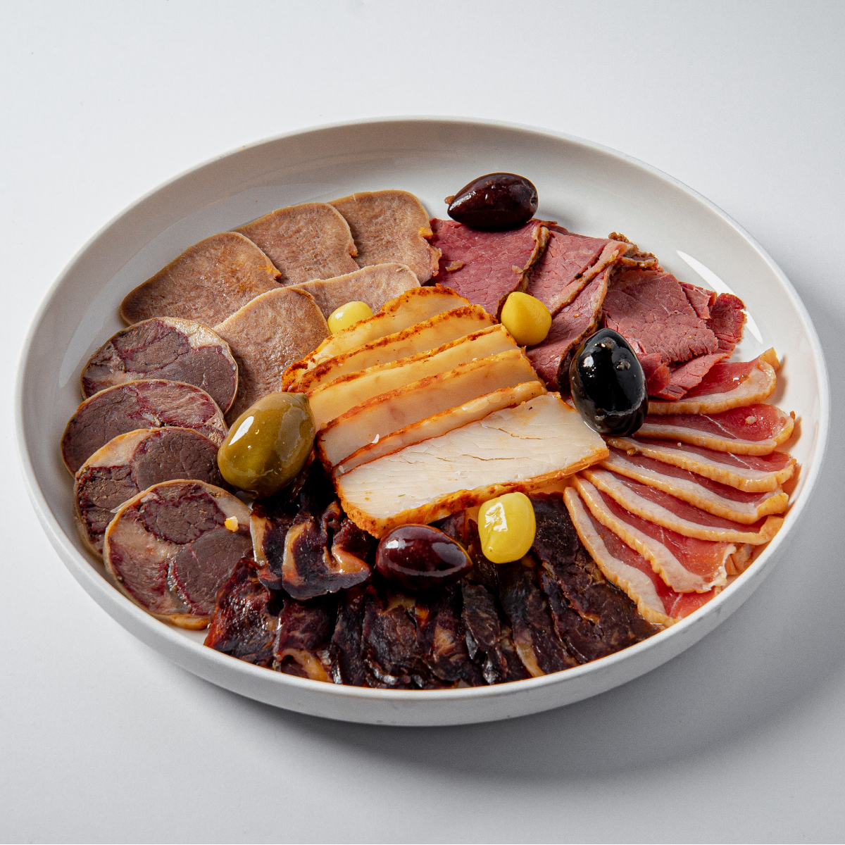 Ассорти мясных деликатесов