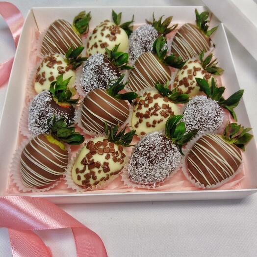 Клубника в шоколаде набор из 16 ягод