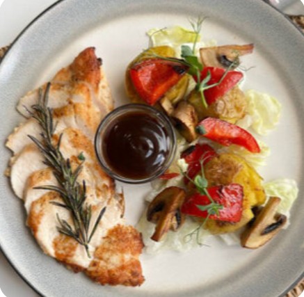 Стейк из куриной грудки с овощами гриль