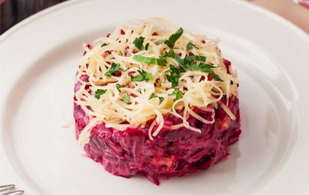 Салат из свеклы с сыром и чесноком
