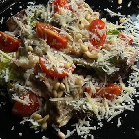 Салат с куриной печенью и беконом