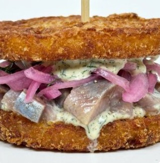 Фрайбургер с селедочкой и маринованным луком