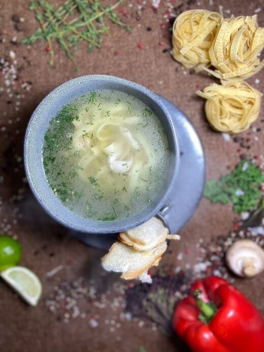 Бульон куриный с крутонами