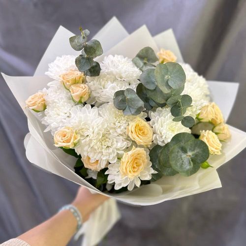 Букет из кустовых хризантем и кустовых роз с эвкалиптом (б1944)