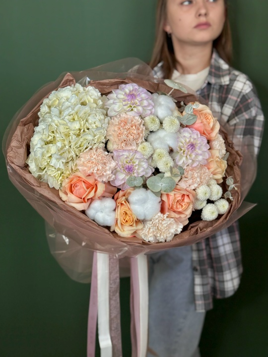 Букет с белой гортензией, георгинами, розами Кахала и хризантемой ньютон