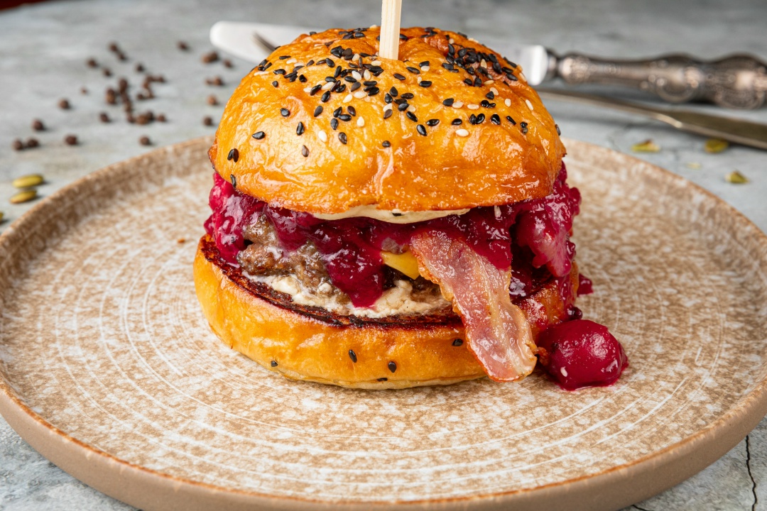 Бургер с пармезаном и соусом из вишни