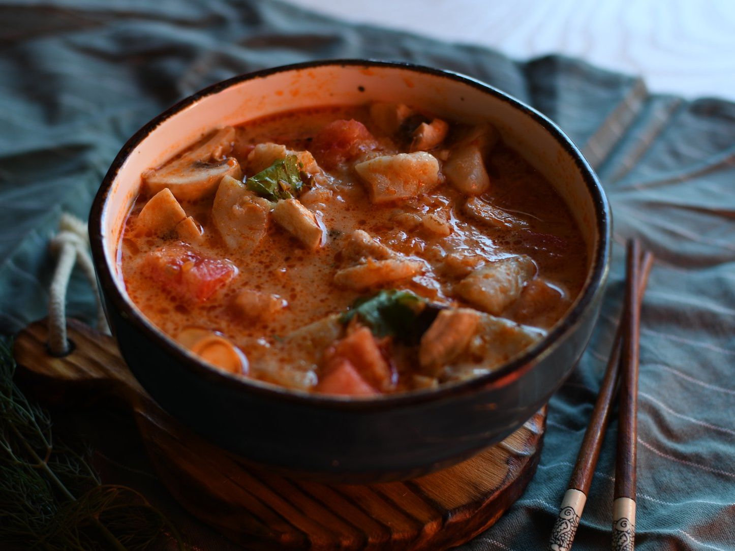 Том Ям с курочкой и кальмарами