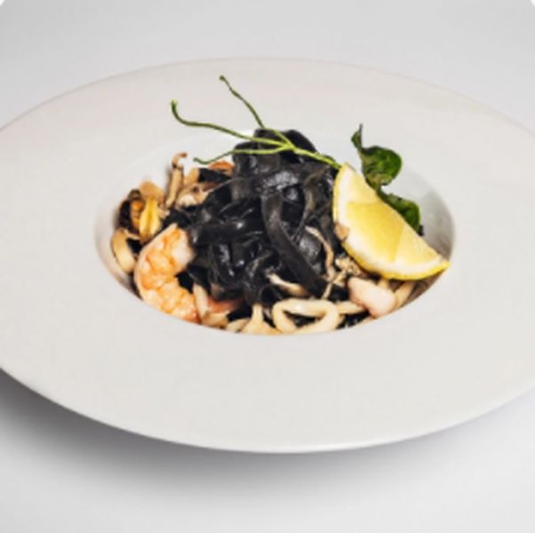 Паста с морскими деликатесами и чернилам