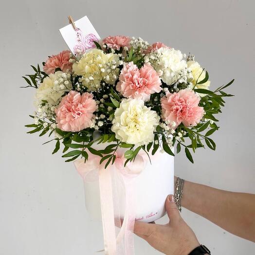 Композиция «Лагуна» из диантусов и гипсофилы