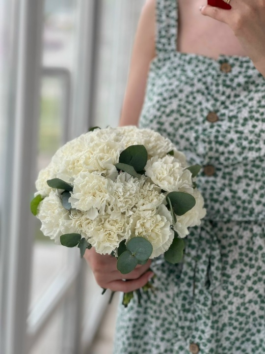 Свадебный букет гвоздик с эвкалиптом