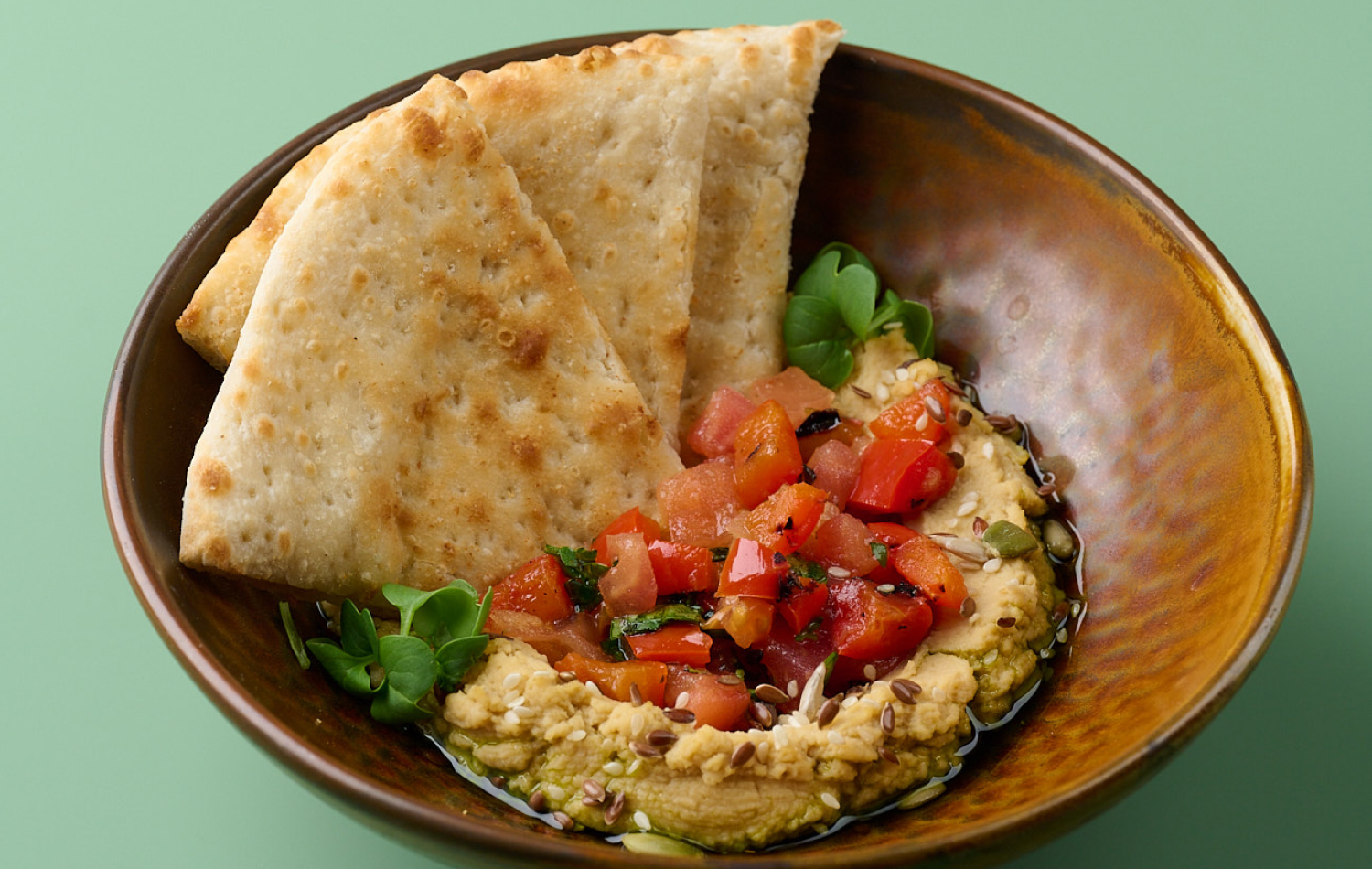 Хумус с сальсой из томатов и печёных перцев