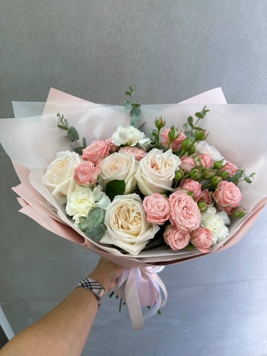 Красивый ароматный букет с пионовидными розами