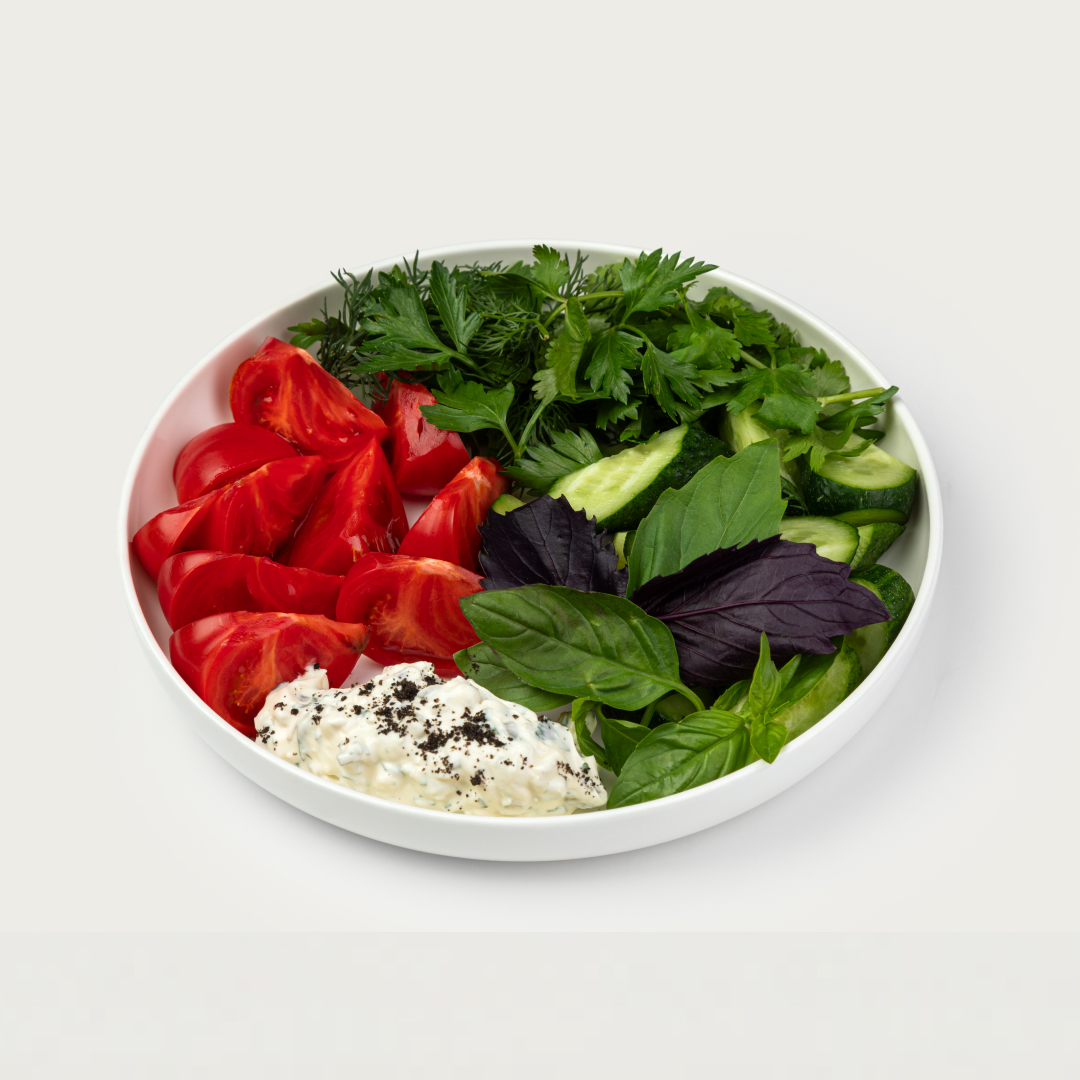 Розовые томаты и огурцы с чесночным соусом и кариб