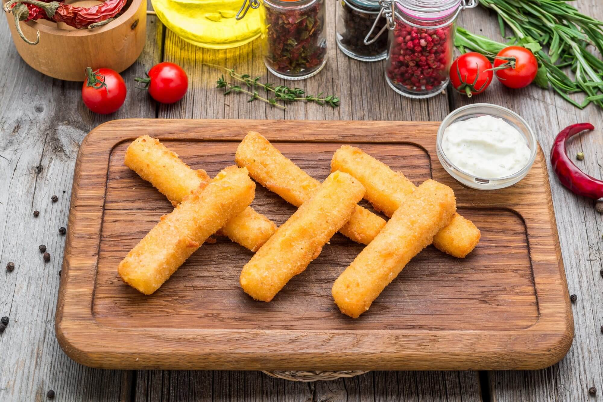 Сырные палочки с чесночным соусом