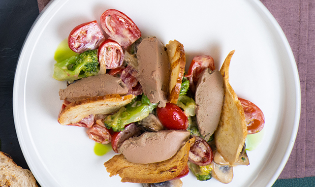 Салат с домашним паштетом из куриной печени