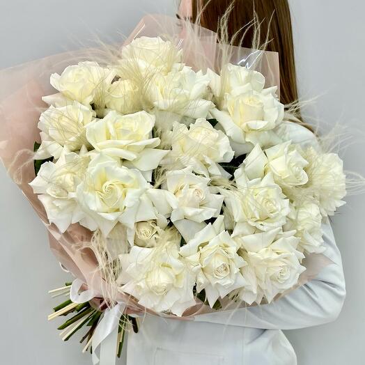 «Бланка» монобукет из 25 французских белых роз Плайя Бланка