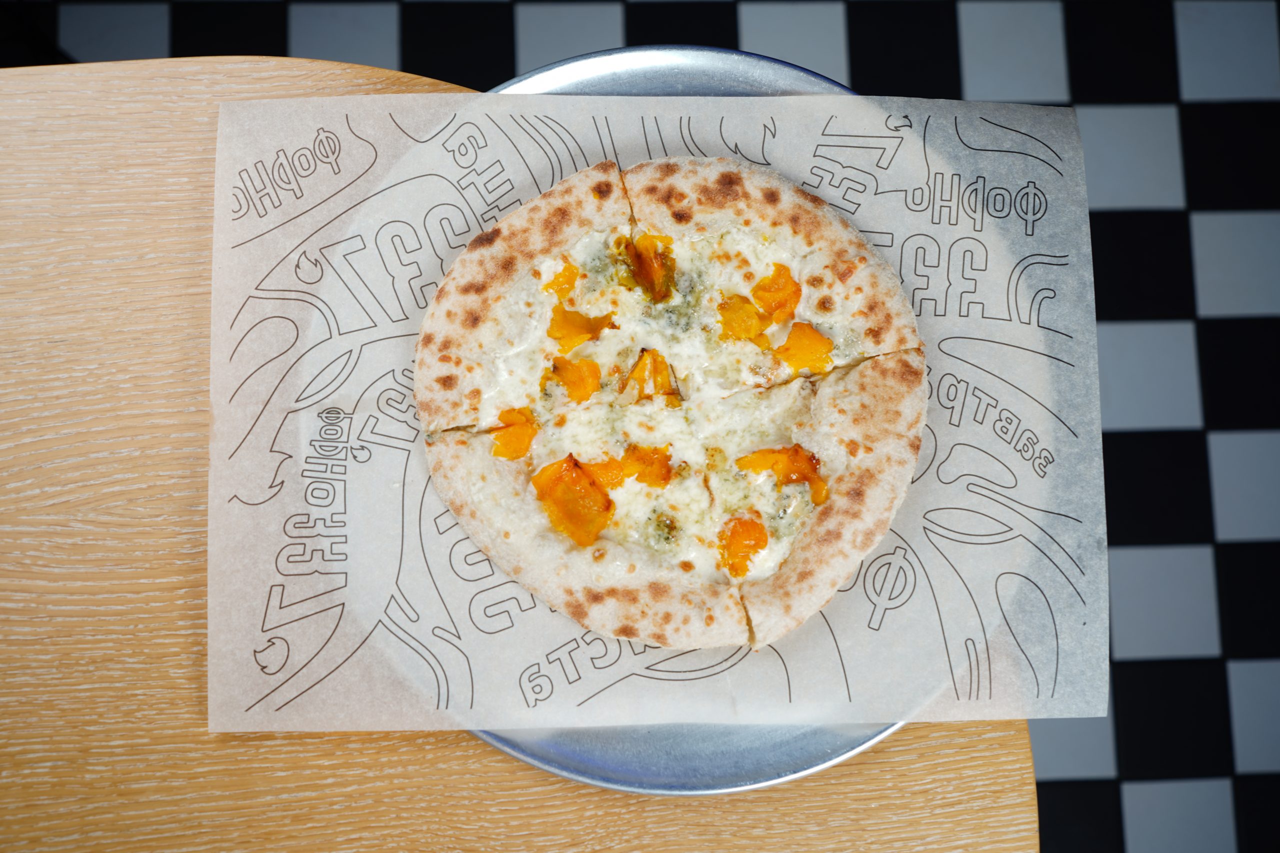 Мини-пицца с печеной тыквой и сыром Горгонзола