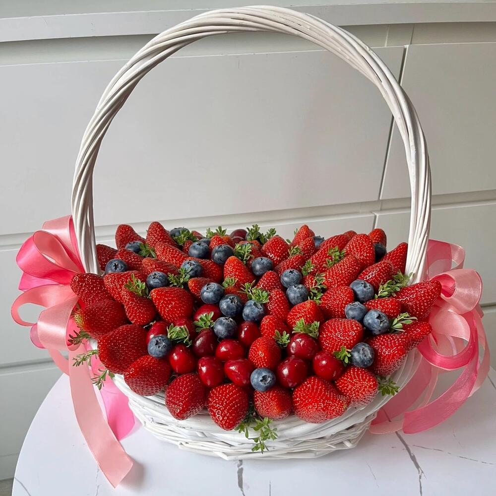 Корзина ягодная клубника голубика черешня мята