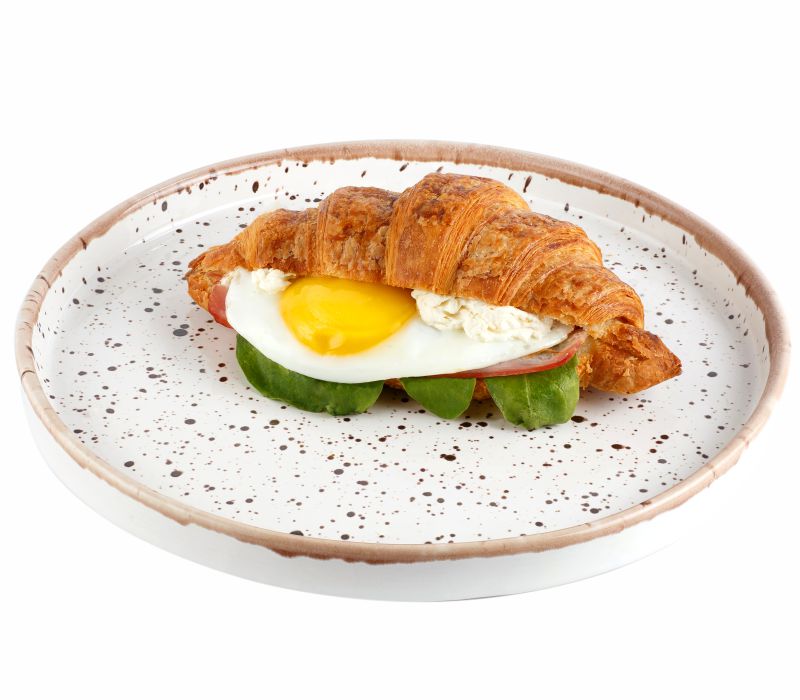 Круассан с беконом и яйцом