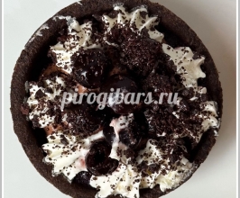 Тарталетка шоколадная с вишней