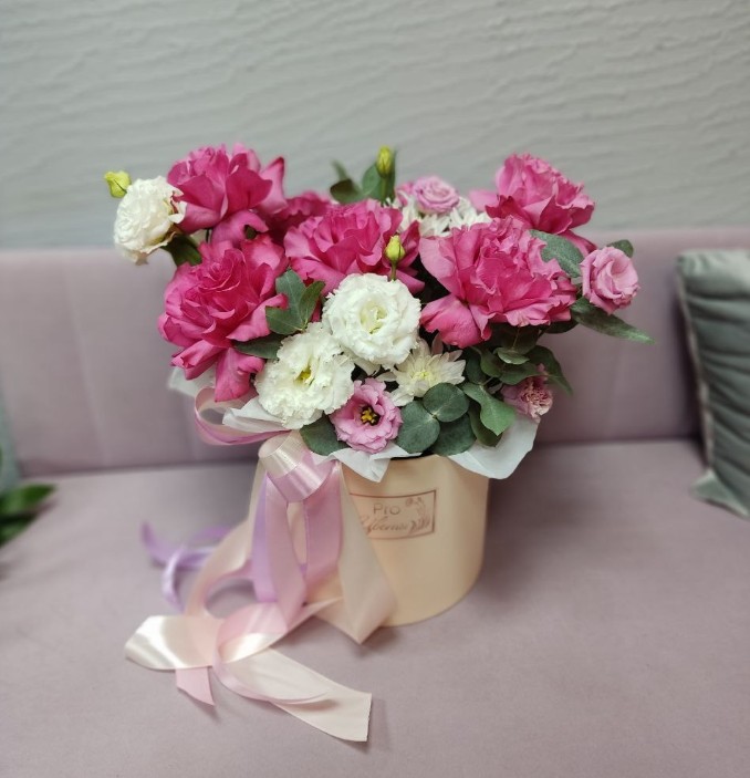 Коробка с французскими розами и эустомой