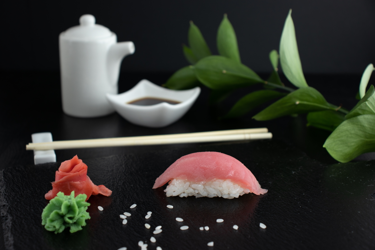 Суши с тунцом