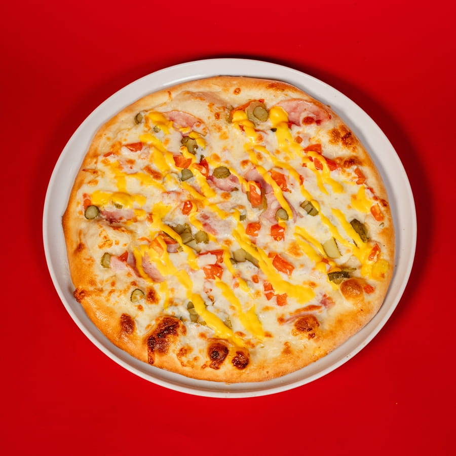 Пицца ветчина и томаты