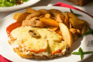 Куриная отбивная с помидорами под сыром