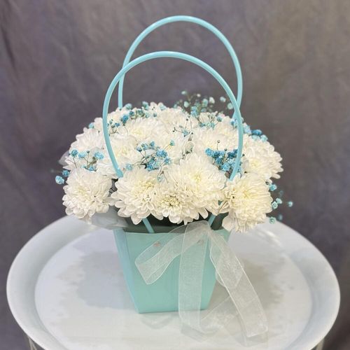 Букет из хризантем и гипсофилы в сумочке (к2031)