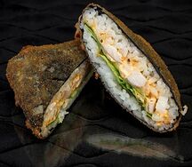 Жареный онигири с курицей (острый)