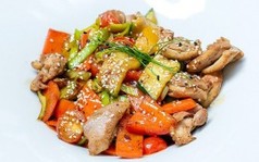 Курица с овощами в соусе терияке